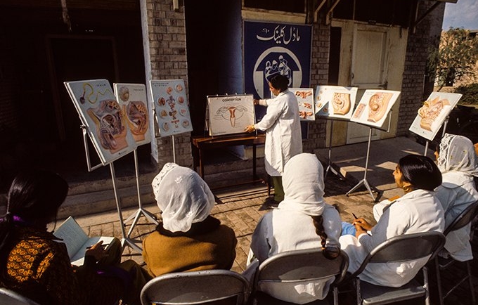 نساء يحضرن حصة تثقيفية حول تنظيم الأسرة في باكستان في 1973. يجب أن يتمتع الناس بالوصول إلى المعلومات حول أجسامهم وخصوبتهم. © الأمم المتحدة/بي. وولف
