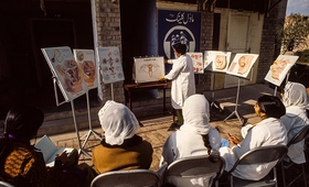 نساء يحضرن حصة تثقيفية حول تنظيم الأسرة في باكستان في 1973. يجب أن يتمتع الناس بالوصول إلى المعلومات حول أجسامهم وخصوبتهم. © الأمم المتحدة/بي. وولف